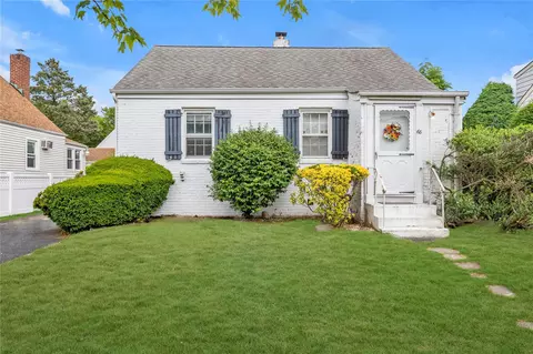 68 Moore St, North Hempstead, NY 11040