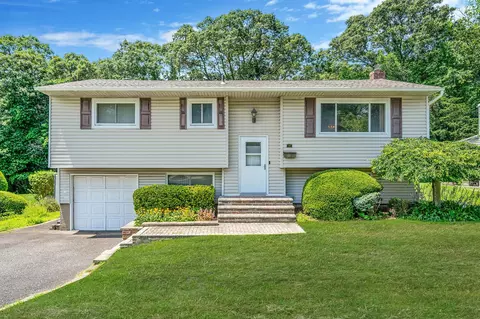 16 Wenmore Rd, Commack, NY 11725