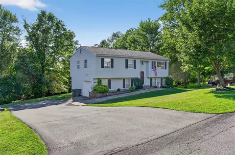 3 Stanford Dr, Highland Mills, NY 10930
