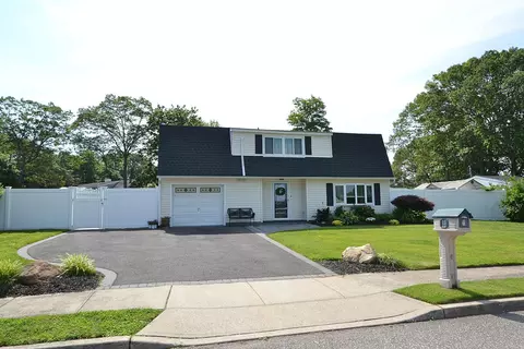 11 College Hills Dr, Farmingville, NY 11738