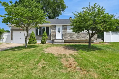 43 Walton St, Brentwood, NY 11717