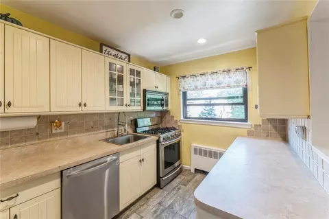 217-22 73rd Ave #UPPER, Oakland Gardens, NY 11364