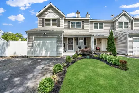 38 Oak St, Central Islip, NY 11722