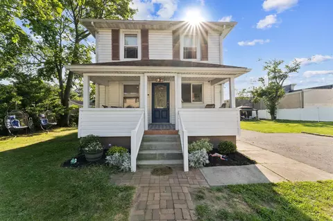 90 Redmond Ave, Bay Shore, NY 11706