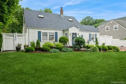 59 Hill Ln, Levittown, NY 11756