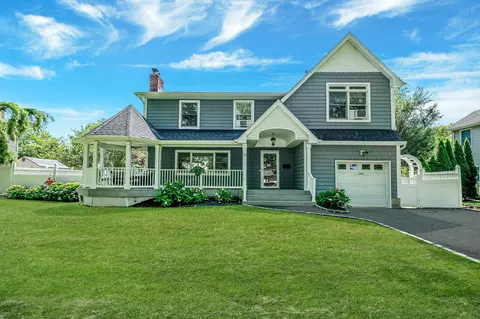 12 Sycamore St, Melville, NY 11747