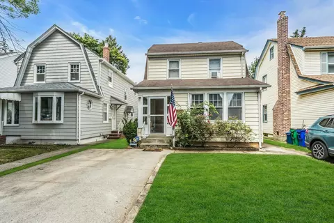 8748 252nd St, New York, NY 11426