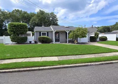 122 Stuyvesant Dr, Port Jefferson Station, NY 11776
