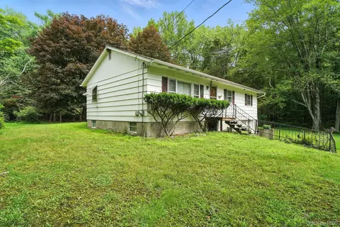 580 Van Burenville Rd, Wallkill, NY 10940
