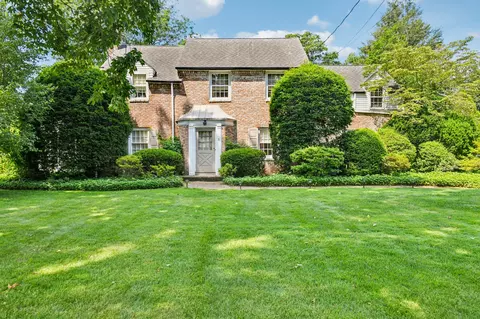 21 Orchard Dr, North Hempstead, NY 11596