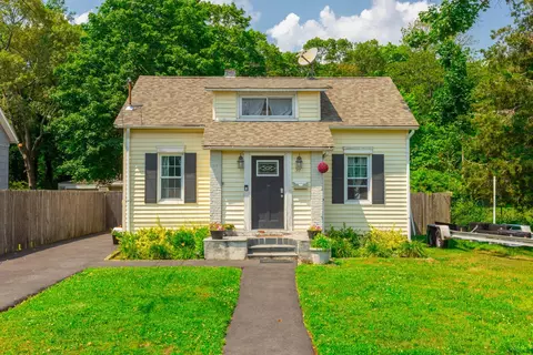 37 Andrew Ave, Islip Terrace, NY 11752