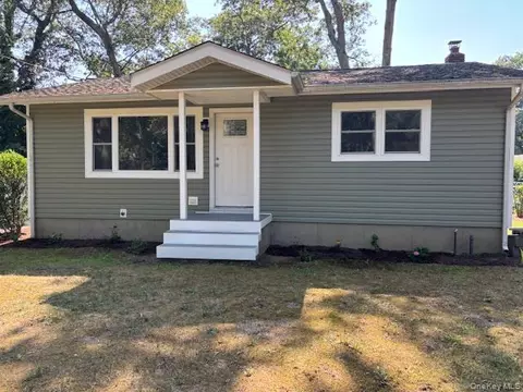 23 Grove St, Riverhead, NY 11901