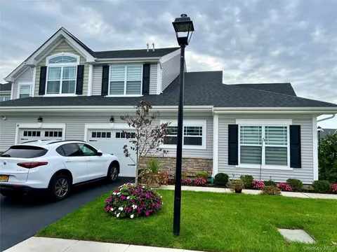 37 Willow Cir #37, Coram, NY 11727