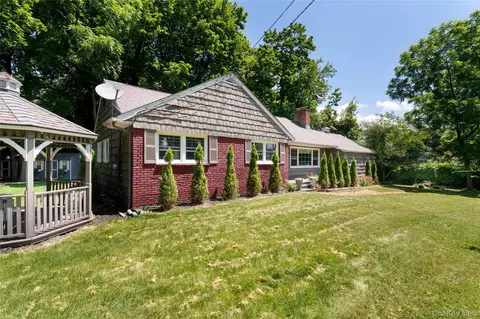 11 Quaker Path, Stony Brook, NY 11790