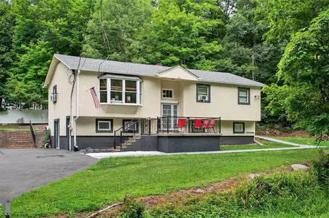 411 Fair Oaks Rd, Wallkill, NY 10940