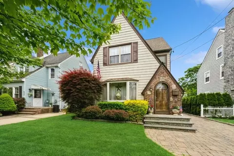 445 Wellington Rd, North Hempstead, NY 11501