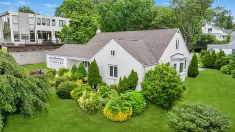 75 Greenleaf Hl, North Hempstead, NY 11023