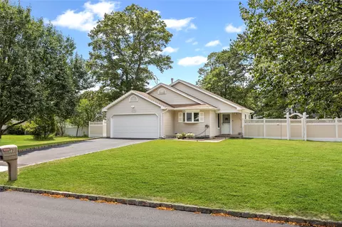 12 Nicole Ln, Coram, NY 11727