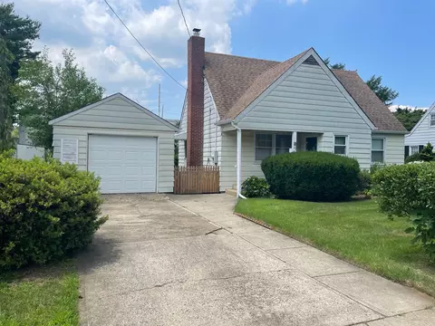 43 Twin Lawns Ave, Hicksville, NY 11801