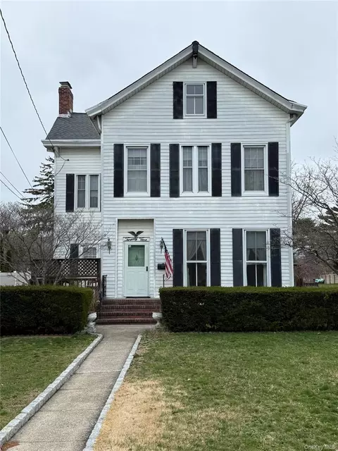 25 Shore Ln, Bay Shore, NY 11706
