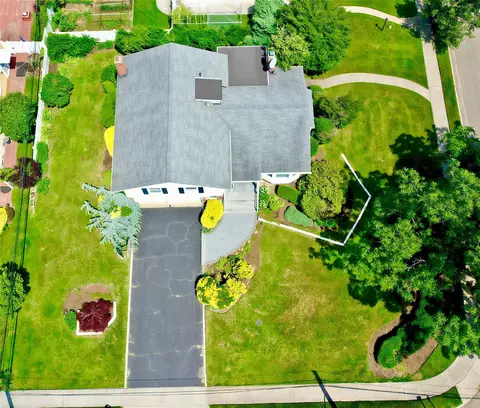 64 Meadowfarm Rd, North Hempstead, NY 11040