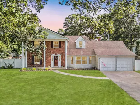12 Chauncey Ln, Coram, NY 11727