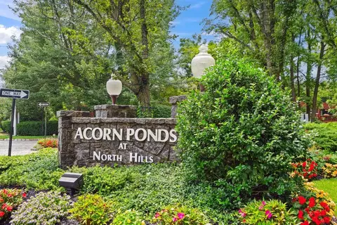 19 Fox Rdg, North Hempstead, NY 11576
