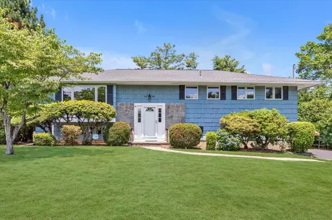 9 Bittersweet Ln, Glen Cove, NY 11542