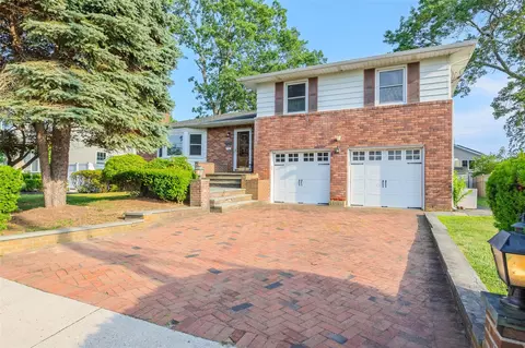 121 Henry St, Massapequa, NY 11758