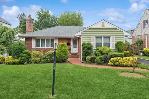 1122 Scott Dr, Valley Stream, NY 11580