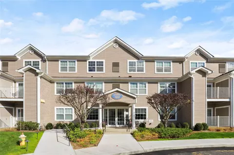 300 Woodcrest Ln #311, Mount Kisco, NY 10549