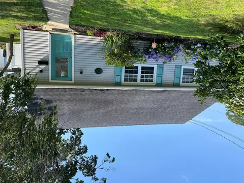12 Florida Ave, Copiague, NY 11726