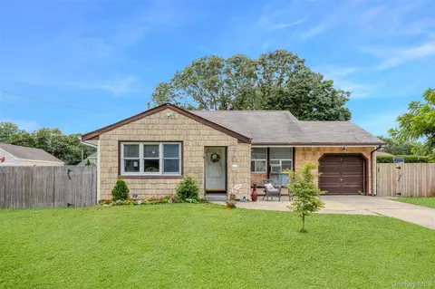 18 Mallard Ave, Selden, NY 11784