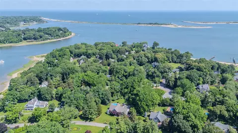2 White Pine Ln, Setauket, NY 11733