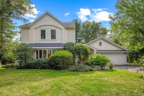 18 Locust Ln, North Hempstead, NY 11577