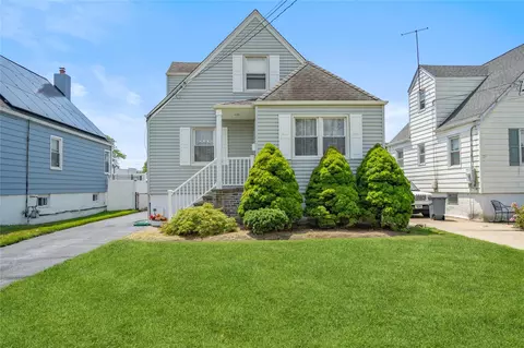 12 Westmoreland Rd, Merrick, NY 11566