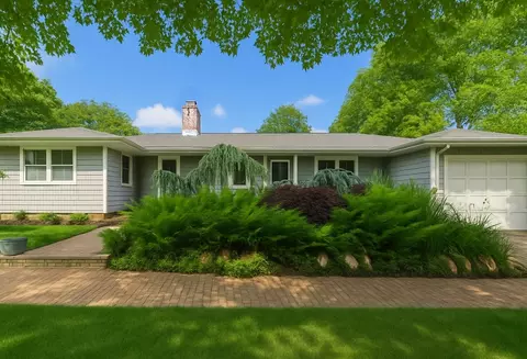 61 Pennsylvania Ave, Medford, NY 11763