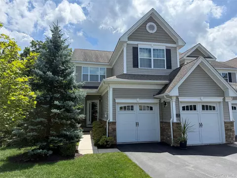 18 Pritchard Ct, Fishkill, NY 12524