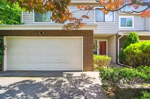 31 Boathouse Ln E, Bay Shore, NY 11706