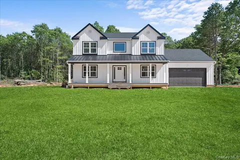 10 Fourth Ave, Rocky Point, NY 11778