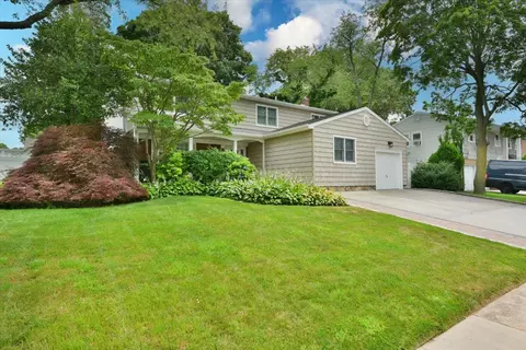 7 Albergo Ln, Syosset, NY 11791