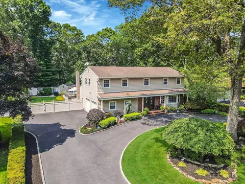 59 Lindron Ave, Smithtown, NY 11787