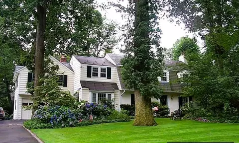 228 Dogwood Ln, North Hempstead, NY 11030