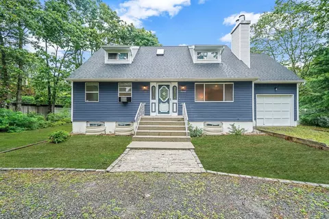 19 Cozine Rd, Center Moriches, NY 11934
