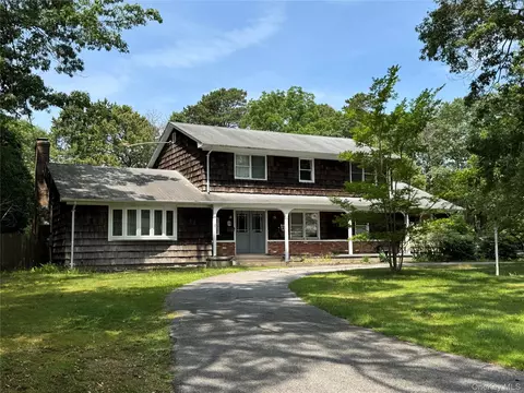 75 Topping Dr, Riverhead, NY 11901