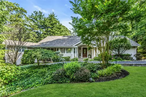 31 Stonywell Ct, Dix Hills, NY 11746