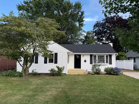 22 Bradish Ln, Babylon, NY 11702