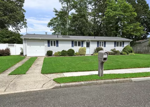 5 Windham Ln, Ronkonkoma, NY 11779