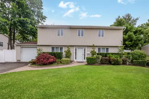 12 Dover Ln, Old Bethpage, NY 11804