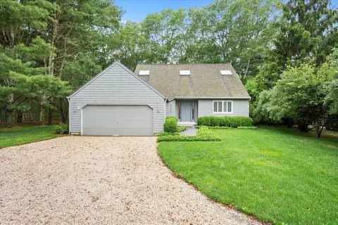 44 Huckleberry Ln, East Hampton, NY 11937